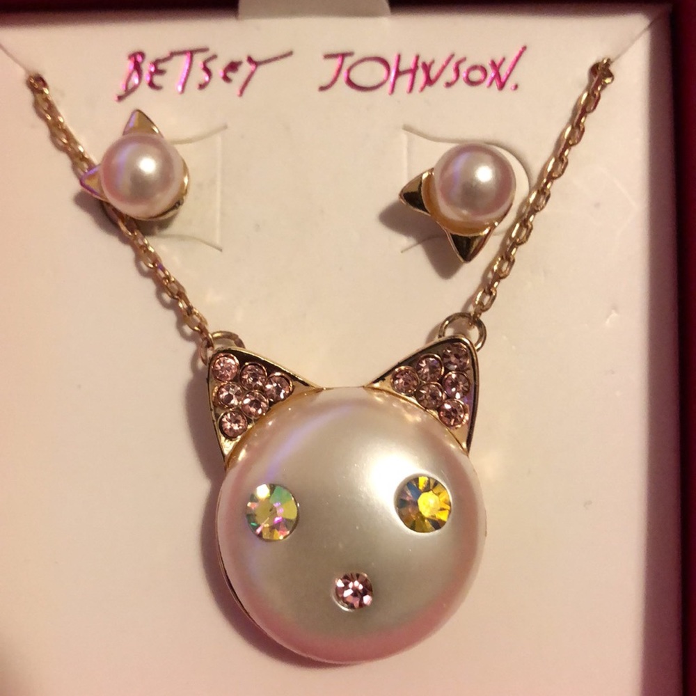Gold tone necklace with pearl cat face-shaped pendant embellished with stone